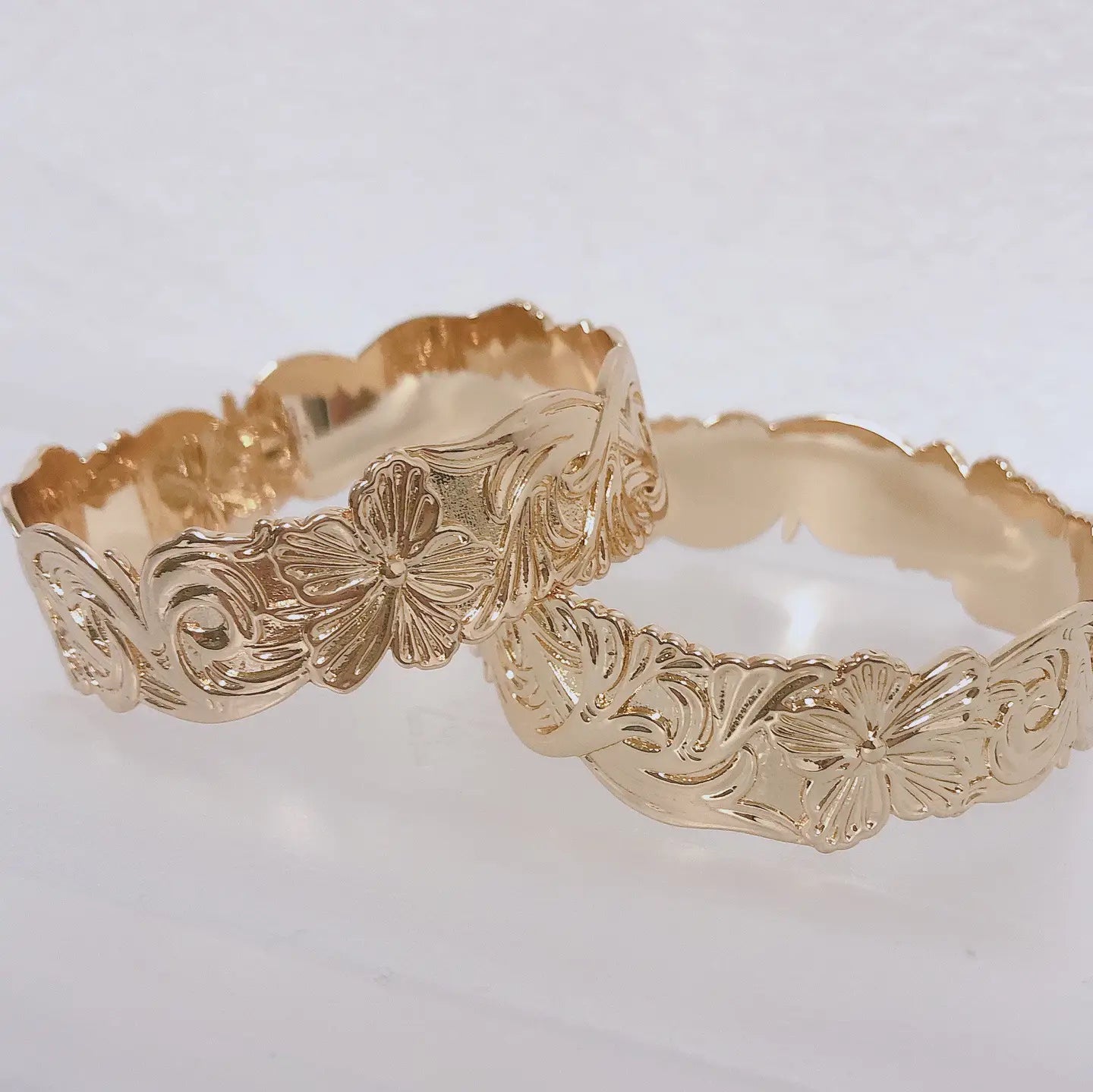 20mm Heavy Hibiscus Flower Bangle - XB475