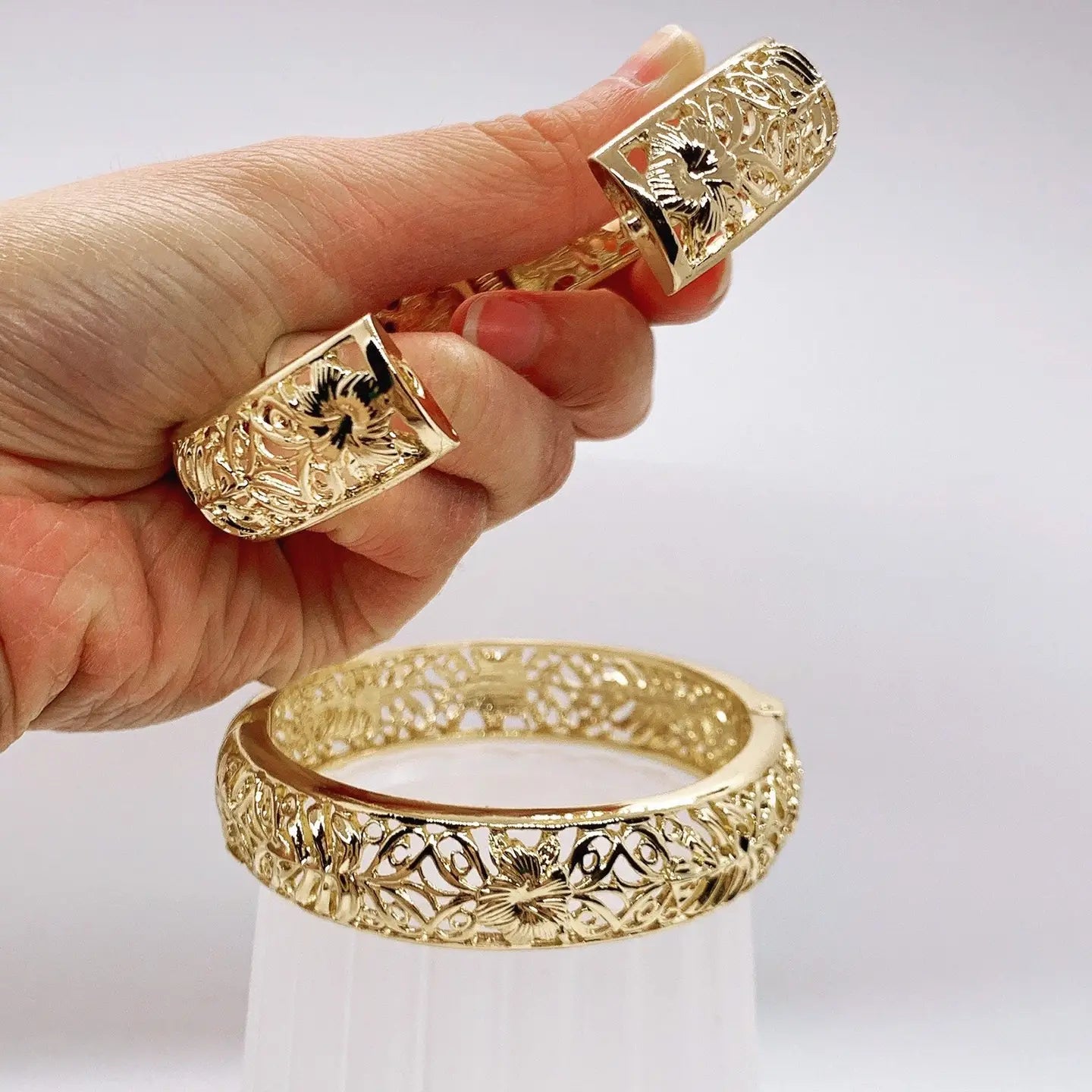 15mm Filigree Heavy Hinged Open & Close Floral Bangle - XB430